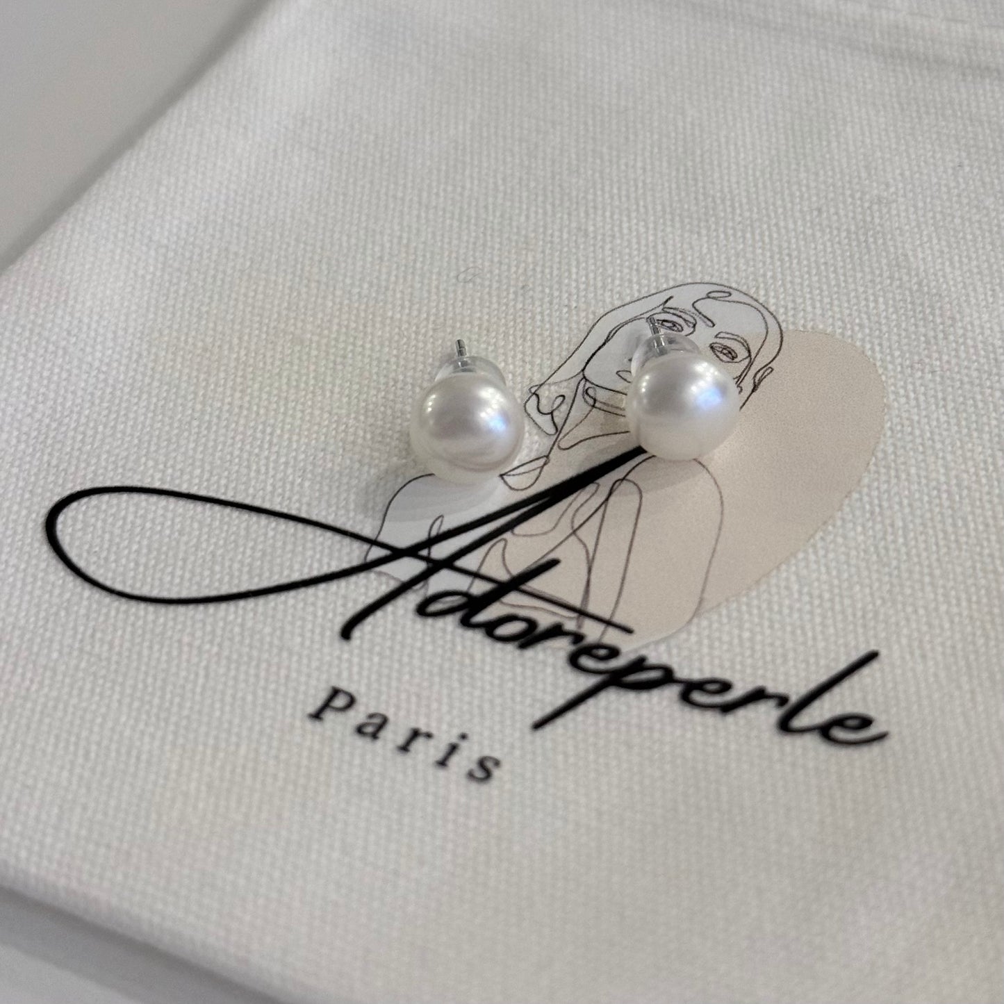 The Marais Collection — Pearl earrings