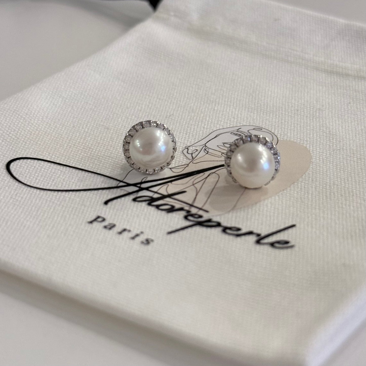 The Marais Collection — Pearl earrings