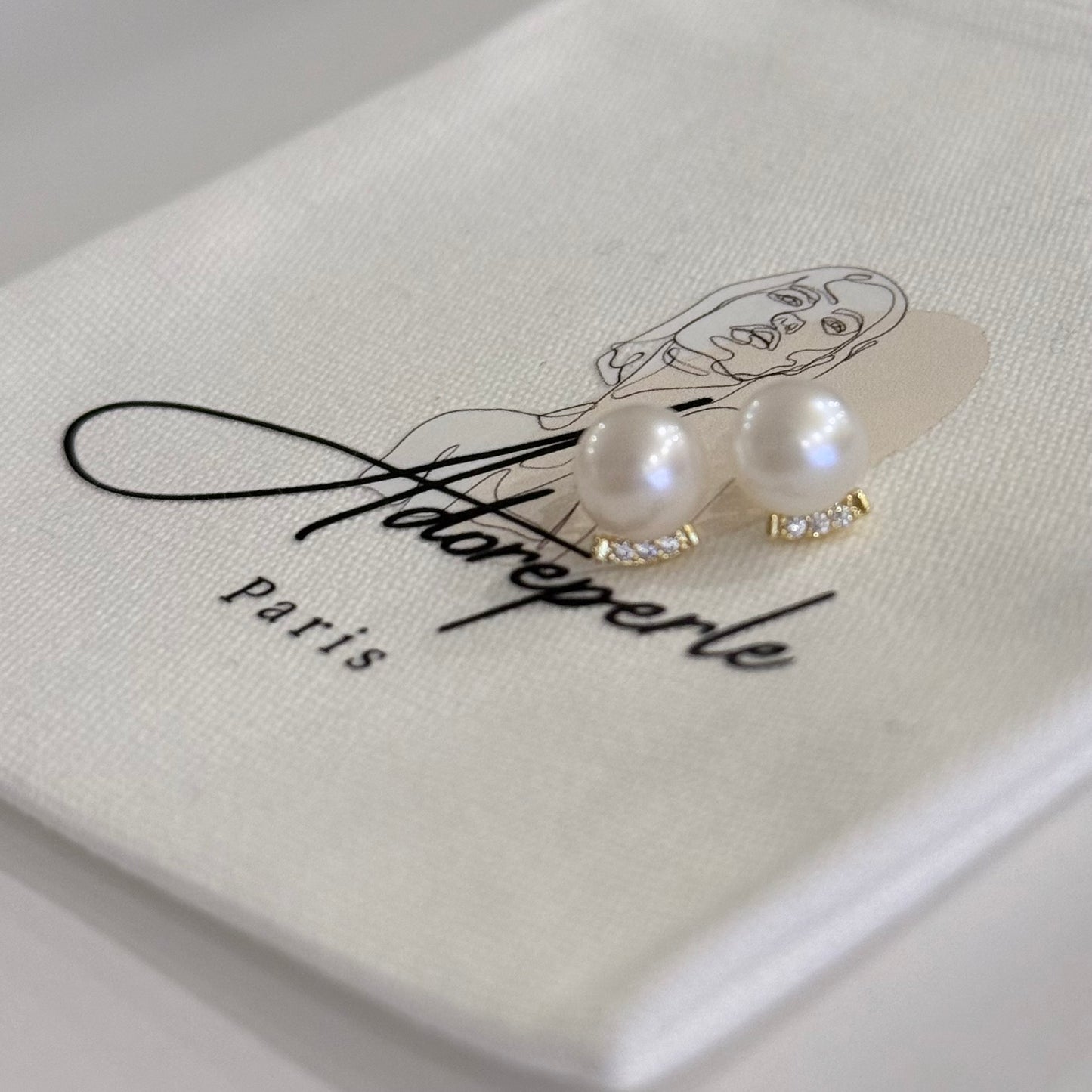 The Marais Collection — Pearl earrings