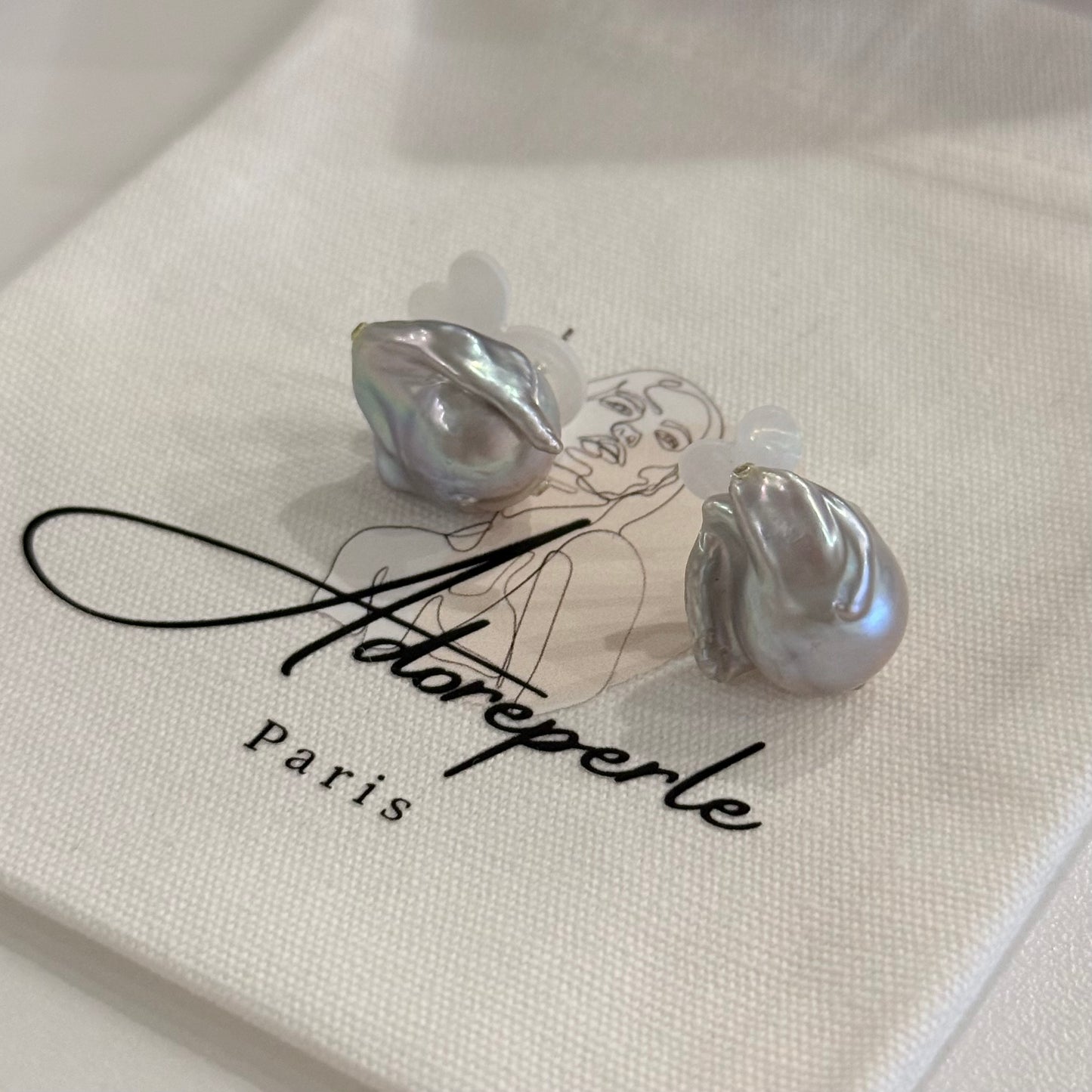 The Marais Collection — Pearl earrings