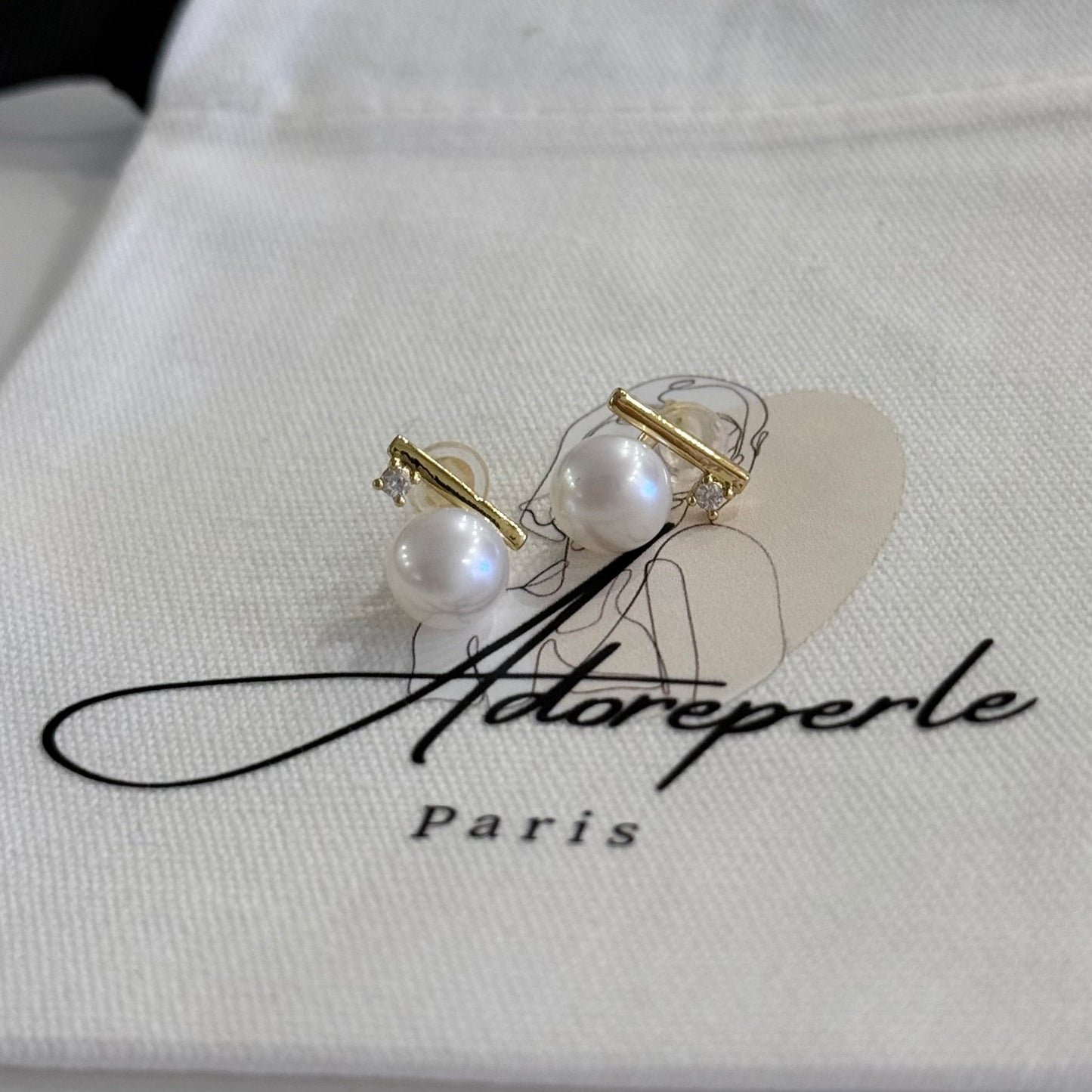 The Marais Collection — Pearl earrings