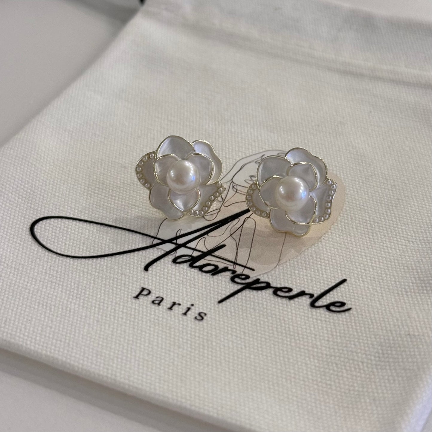 The Marais Collection — Pearl earrings